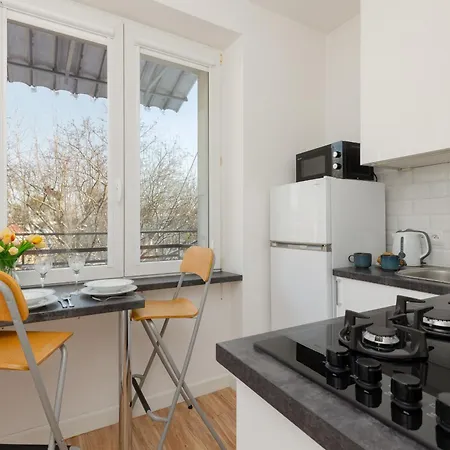 Bright And Quiet Studio With Balcony In The Center Of By Renters Apartment *