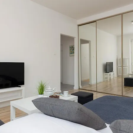 Bright And Quiet Studio With Balcony In The Center Of By Renters